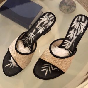 Neutral Bamboo-like slides with Black & White Accents. Size 39 (US 8).
